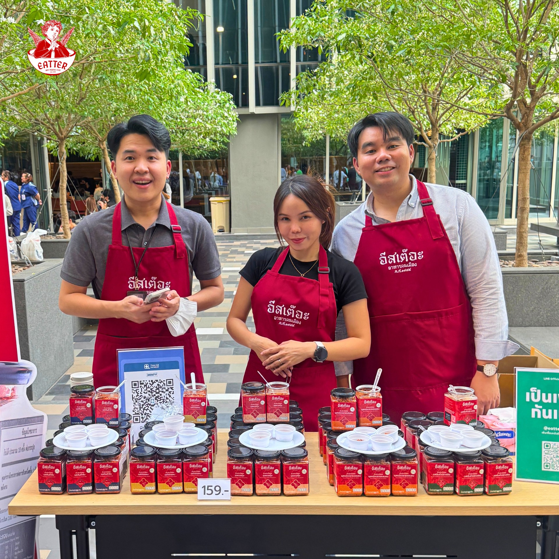 พนักงานแบรนด์อีสเต๊อะร่วมกิจกรรมบูธน้ำพริกน้ำย้อยในงานตลาดนัดคนเดิน by KKP Marketplace